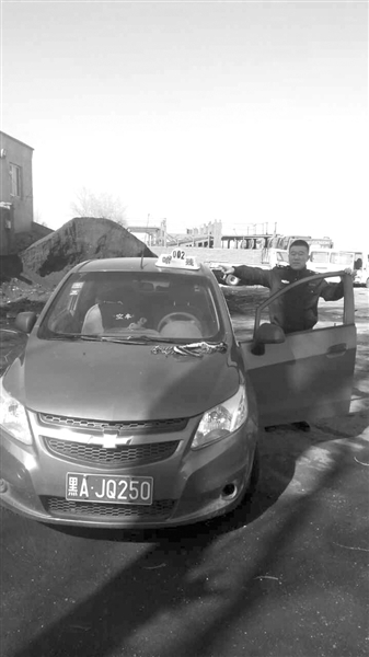 “小紅車(chē)”非法營(yíng)運(yùn)被查 司機(jī)拿鐵鏈把自己鎖車(chē)上
