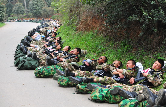 武警湖北總隊開展特戰集訓（圖）