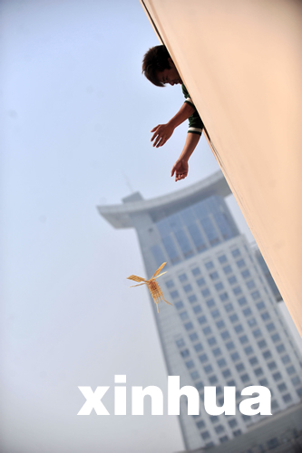 武漢高校“高空護(hù)蛋”比賽開鑼
