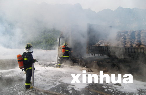 滬渝高速公路湖北恩施段35噸化學品貨車發生火災