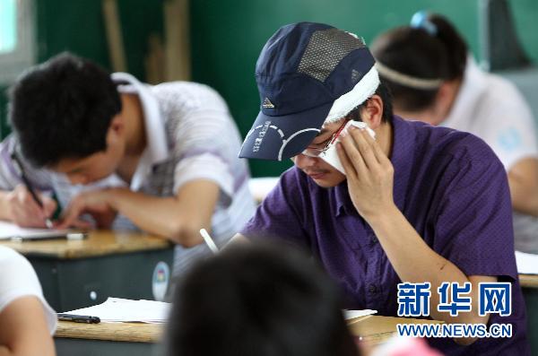 湖北竹溪一考生重大車禍蘇醒后堅(jiān)持赴考（圖）