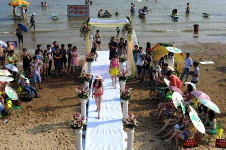 武漢舉行“富豪相親會” 佳麗著比基尼亮相（圖）