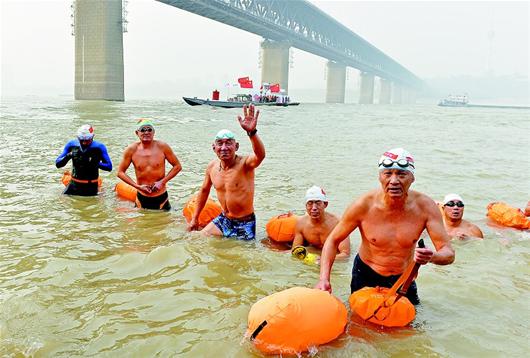 武漢舉行紀(jì)念毛澤東誕辰120周年冬泳活動(dòng)
