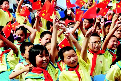 少先隊(duì)員放聲歌唱偉大的祖國(guó)
