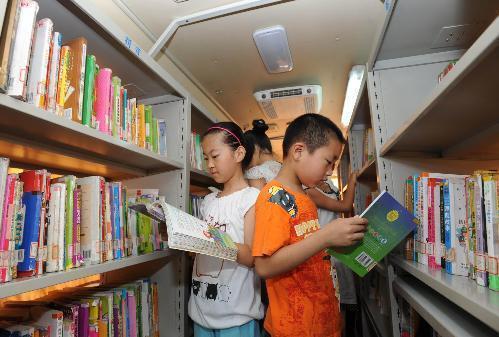 蘇州流動圖書大篷車“暑期進社區(qū)”活動啟動