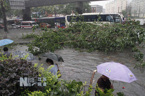 暴雨襲擊南京 多處道路嚴重積水