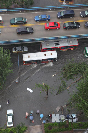 暴雨襲擊南京 多處道路嚴重積水