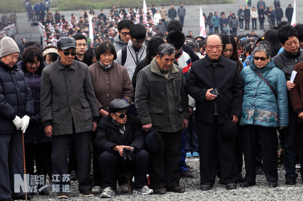 南京舉行國(guó)際和平集會(huì)悼念南京大屠殺30萬(wàn)同胞遇難75周年