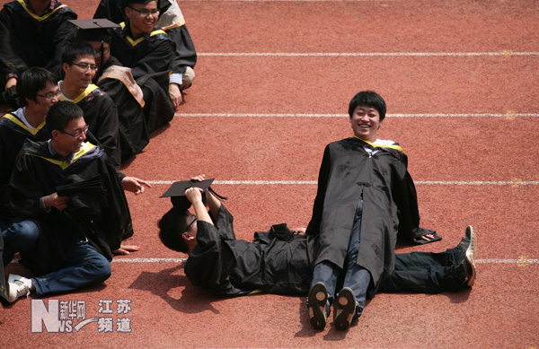 南京工業(yè)大學幾名畢業(yè)生在校園里拍攝趣味畢業(yè)照留念