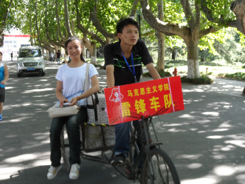 揚州大學“雷鋒車隊”迎新小伙伴 拒絕家長“鞍前馬后”