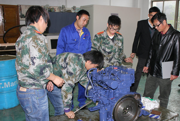 實(shí)踐求真知 揚(yáng)大工科學(xué)子柴油機(jī)拆裝展風(fēng)采