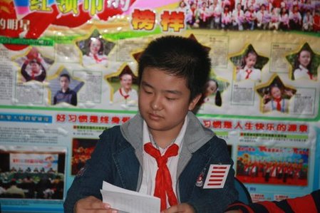武漢“五道杠少年”網(wǎng)上走紅 網(wǎng)友稱其耍官腔