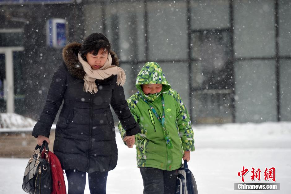 遼寧出現雨雪寒潮大風天氣 市民“武裝”出行