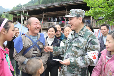 天降軍醫(yī)助太平 ——記成都軍區(qū)總醫(yī)院政委、抗震救災(zāi)醫(yī)療隊(duì)隊(duì)長(zhǎng)姚榕