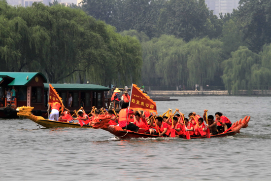 濟(jì)南大明湖舉行端午節(jié)龍舟大賽