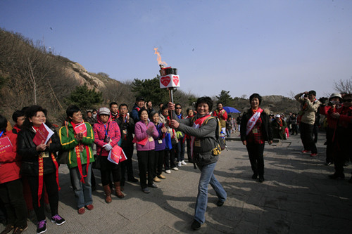 抗癌代表齊聚泰山，傳遞抗癌圣火