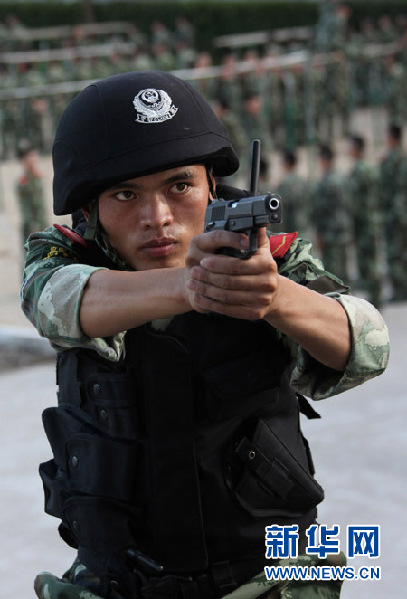 烈日下,武警上海總隊苦練反劫