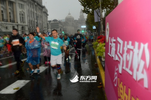 2014“上馬”雨中鳴槍 3萬5千人參賽創歷史新高