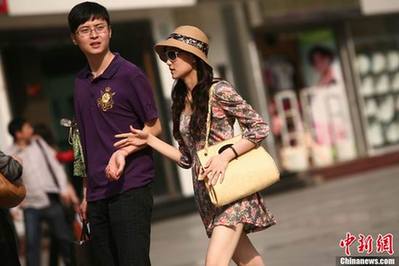 成都?xì)鉁爻掷m(xù)攀升 “夏日時裝秀”街頭上演