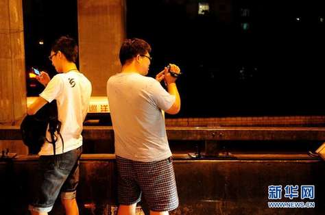 北京夜降暴雨 積水中勇現“淡定哥”(組圖)