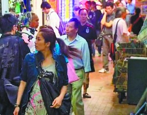 女警扮“學生妹”車站打望 不看帥哥看賊