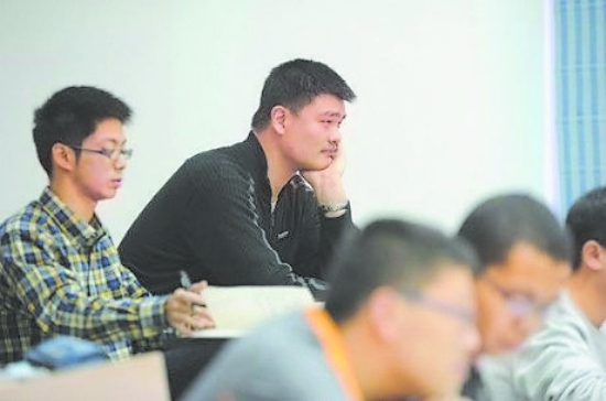 姚明入學捧紅同桌“淡定哥” 不索簽名亦不激動