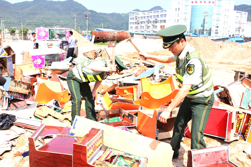 福建連江邊防官兵聯合公安部門銷毀賭博機