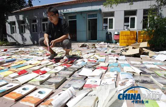 北京暴雨致一小學萬余冊圖書被淹