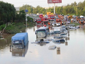 人民財評：特大暴雨下 公路為何如此兇險而無情？