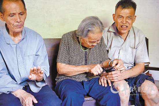 94歲麥奶奶和她的兩個智障兒 70年艱辛撫養(yǎng)