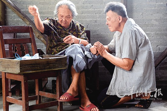 94歲麥奶奶和她的兩個智障兒 70年艱辛撫養(yǎng)