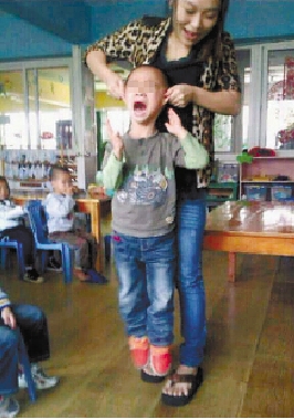5歲男孩被扯著耳朵提在空中 虐童老師居然覺得有趣