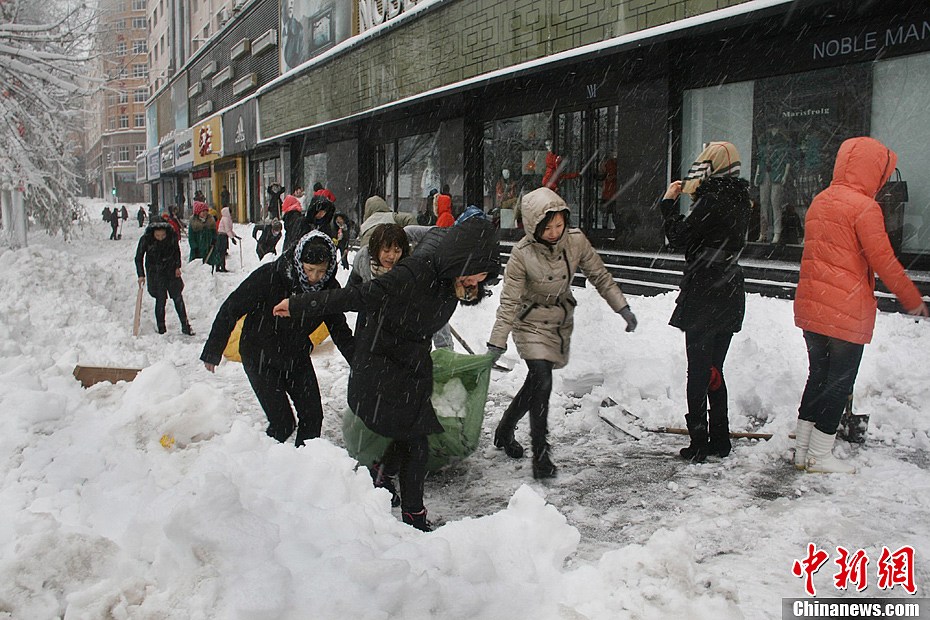黑龍江鶴崗遭遇50年一遇暴雪(圖)