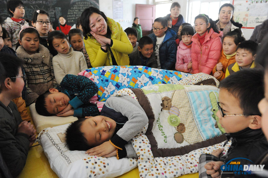 安徽阜陽:睡眠日“學生娃”學“睡覺”