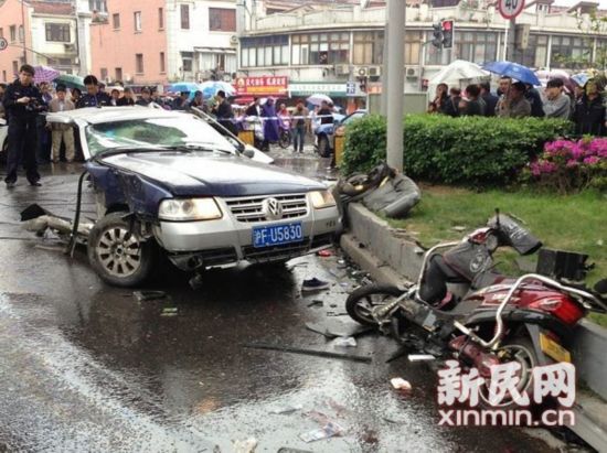 組圖：上海劫犯搶車(chē)逃逸過(guò)程中攔腰撞斷2輛出租車(chē)
