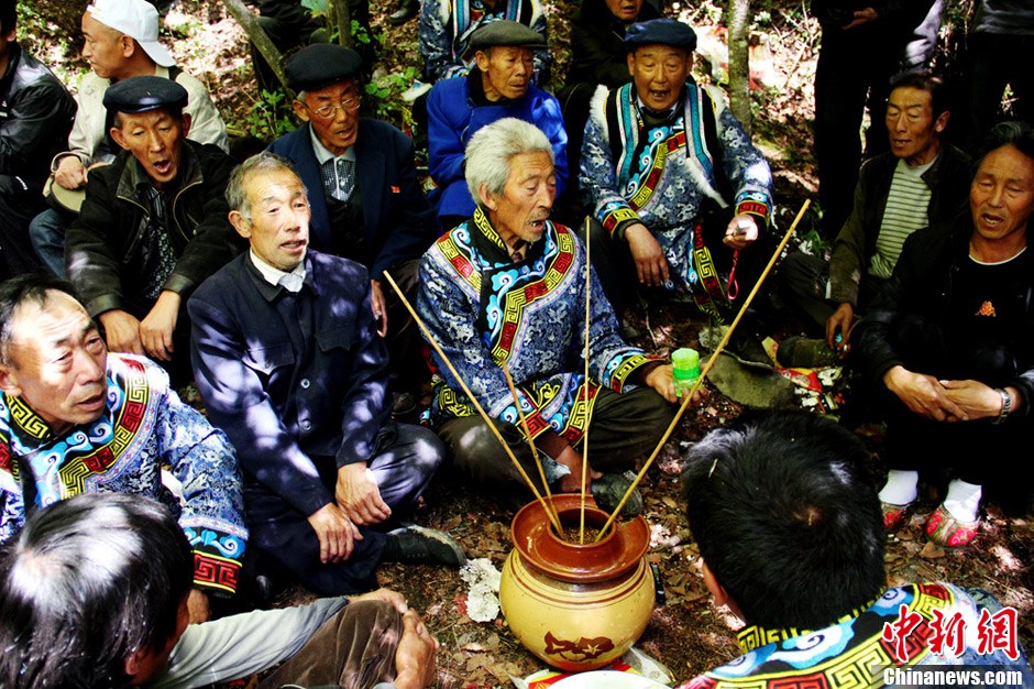 四川茂縣羌族感恩節(jié) 民眾齊聚祭祀太陽神