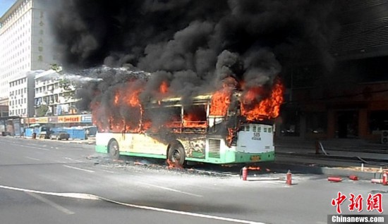 武漢一公交車自燃引發大火 數十名乘客安全逃生(組圖）