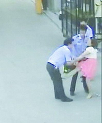女老板無證駕駛大客車被查 猛踹民警襠部當(dāng)街撒潑(圖)