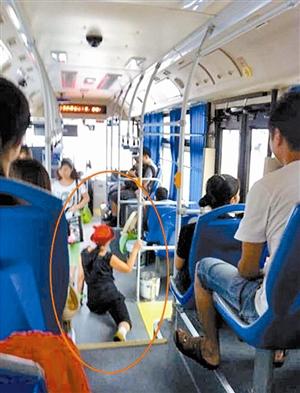 阿姨公交健身一小時 網友稱難度系數“9.9”(圖)