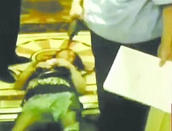 大連女子大鬧洗浴中心脫衣襲警 派出所內小便(圖)