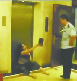 大連女子大鬧洗浴中心脫衣襲警 派出所內小便(圖)