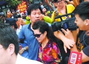 李某某庭上否認發生性關系 5名嫌疑人均不認罪