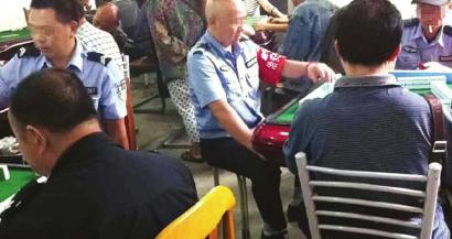 協警茶鋪“上班”？ 穿著制服搓得歡