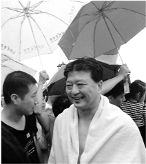 浙江15個(gè)環(huán)保局局長(zhǎng)下河游泳 副市長(zhǎng)市委書(shū)記領(lǐng)頭