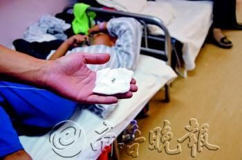 8歲男童剪指甲時(shí)指甲刀零件彈進(jìn)氣管(圖)