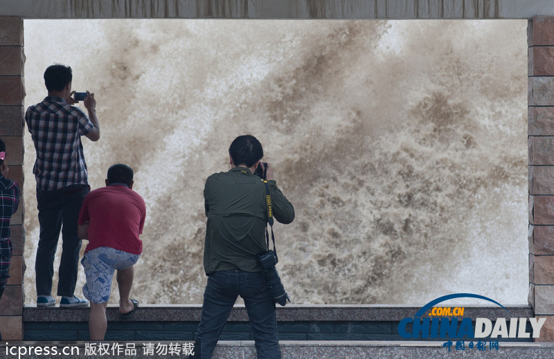 浙江溫嶺：臺風”菲特“掀起巨浪 看潮人流涌動