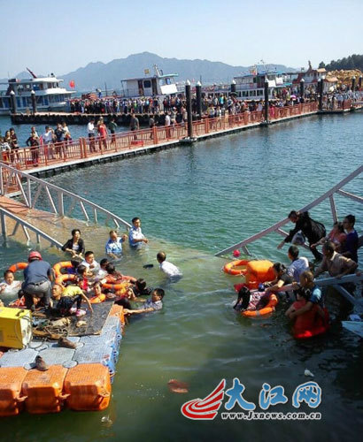 江西廬山西海景區免票 大量游客沖入壓塌引橋(圖)