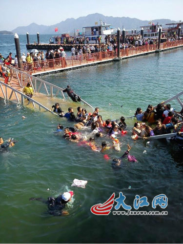江西廬山西海景區免票 大量游客沖入壓塌引橋(圖)