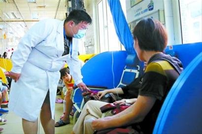 上海女醫(yī)生被病人刺傷后看心理醫(yī)生 同事買棍防身（圖）