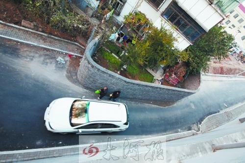 洛陽(yáng)市區(qū)現(xiàn)“奇葩路” 道路中間豎起一堵墻(圖)